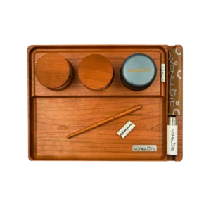 Rolling Tray Chill One Premium Set– hochwertiges Rolling Tray aus edlem Holz mit geruchsdichten Aufbewahrungsbehältern, integriertem Grinder und erweitertem Zubehörbereich in der klassischen Produktansicht