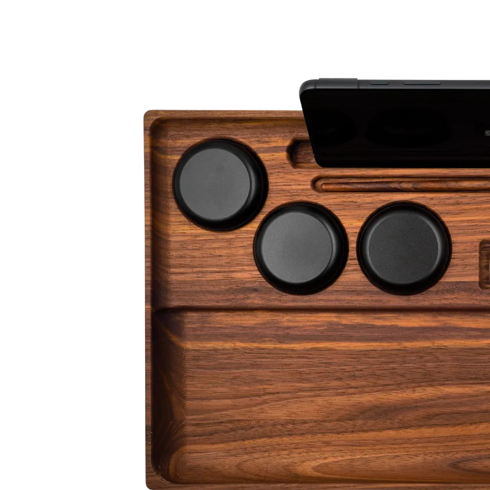 Detailaufnahme des Dab ’n Roll® Signature Sets mit drei hochwertigen Aluminium-Behältern und Fokus auf Design und Handyhalterung