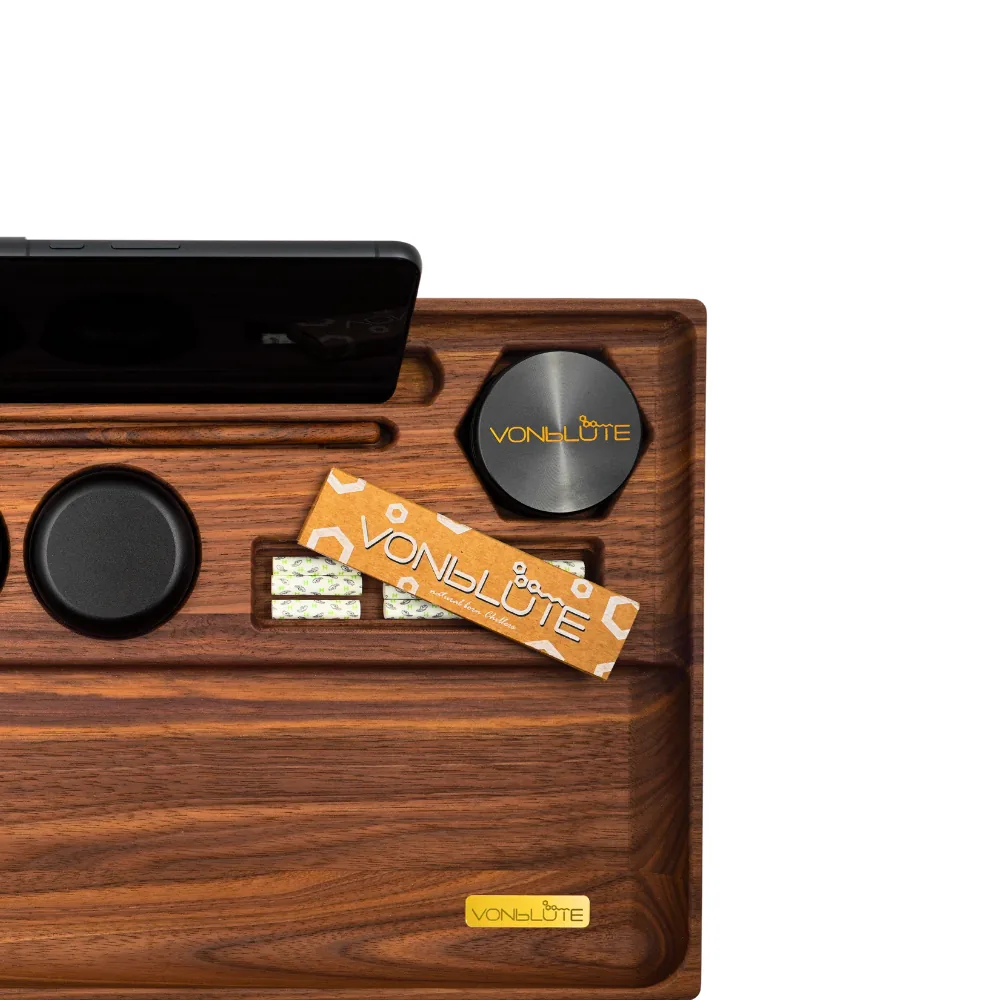 Detailaufnahme des Rolling Tray Dab ’n Roll® Signature Sets mit Fokus auf Storage-Behälter und Zubehörfächer