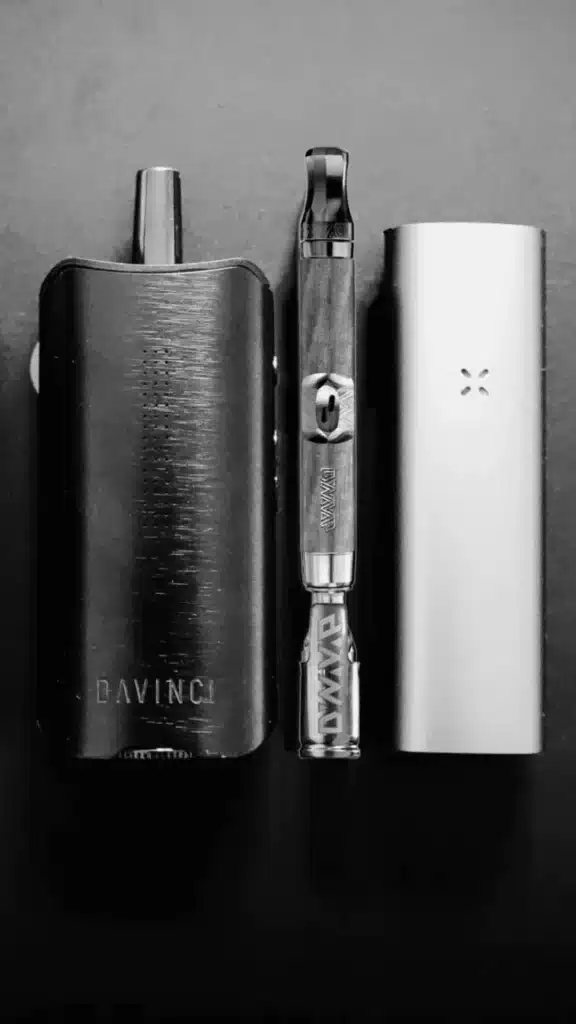 VONbLÜTE Premium Vaporizer – Hochwertige Modelle von Dynavap, DaVinci & Pax in stilvoller Schwarz-Weiß-Optik.